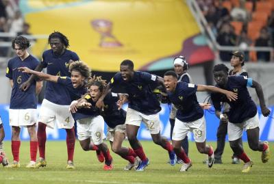 نجم فرنسا يفكر في الاعتزال الدولي