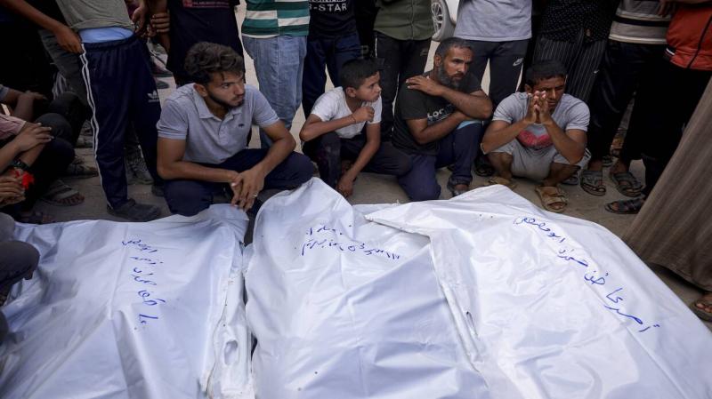 إنتشال جثامين فلسطينيين بعد قصف إسرائيلي واسع في غزة