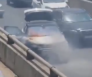 بالفيديو- إحتراق سيارة على أوتوستراد الزوق