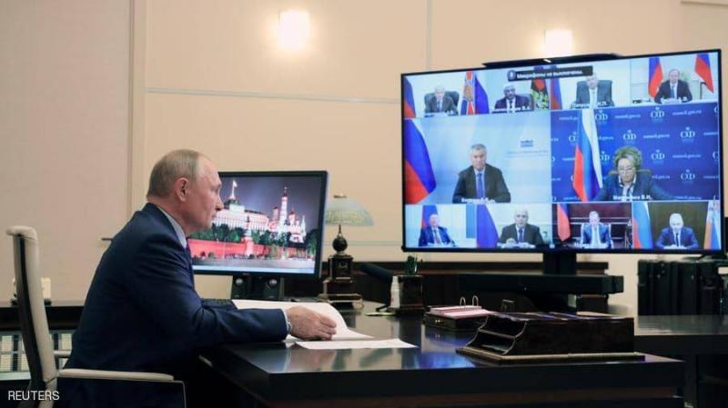 سعال بوتن لا يتوقف.. ويثير التساؤلات في روسيا