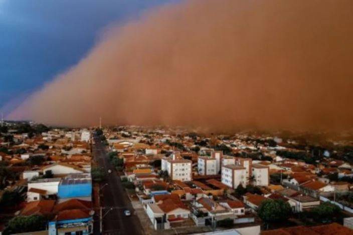 جفاف حاد يسبب عواصف رملية سقط فيها ستة قتلى في الأيام الأخيرة في البرازيل