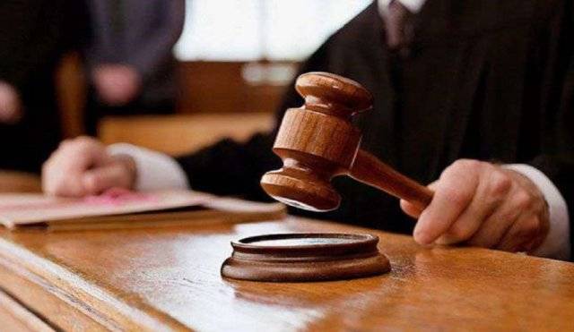 زوجة وأمها يضربان الزوج ويطردانه من البيت