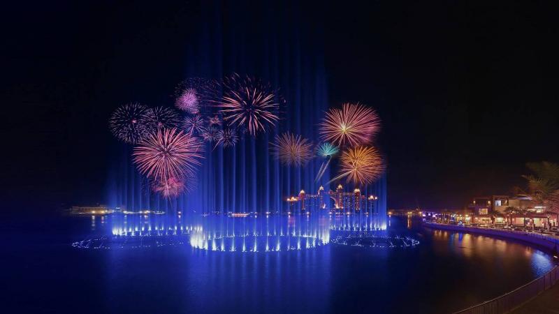 أكبر نافورة في العالم تحتفل بإكسبو دبي بمشهد فريد في تمام الساعة 20:20