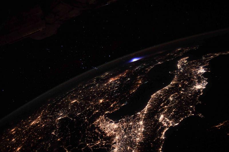رائد فضاء يرصد وميضا أزرق نادرا فوق أوروبا