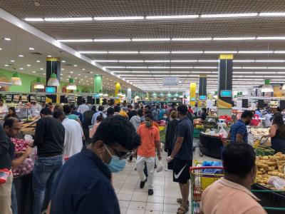 الإمارات.. التضخم السنوي يخرج من النطاق السالب لأول مرة منذ 31 شهرا