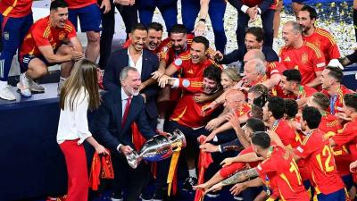 أميرة إسبانيا ترفض حمل كأس أوروبا (فيديو)
