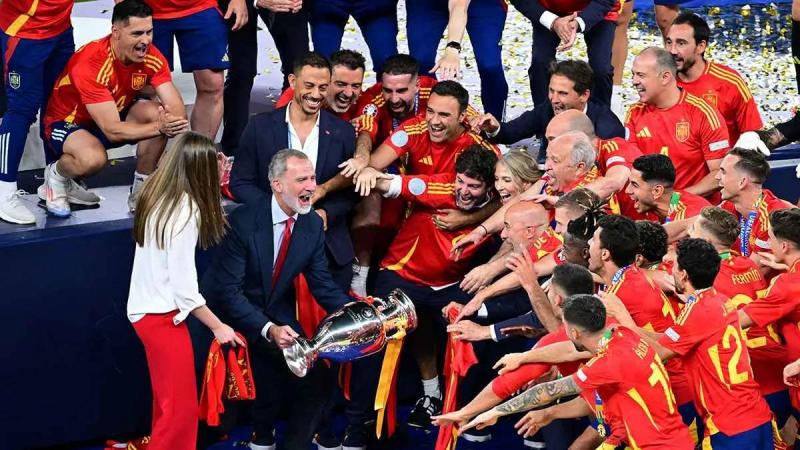 أميرة إسبانيا ترفض حمل كأس أوروبا (فيديو)