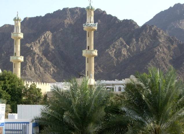 3 عمانيون إخوة وراء 