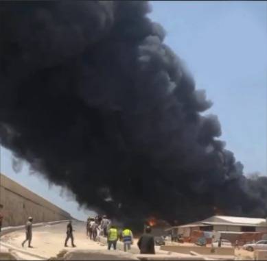 وفاة عامل أجنبي إثر حريق ضخم بمصنع مناديل في ليبيا