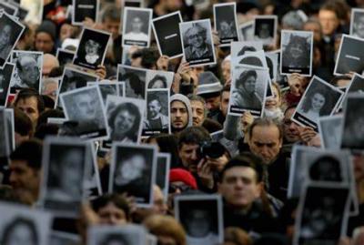 الرئيس الأرجنتيني يتعهد بتحقيق العدالة بشأن تفجير مركز يهودي عام 1994
