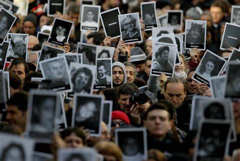 الرئيس الأرجنتيني يتعهد بتحقيق العدالة بشأن تفجير مركز يهودي عام 1994
