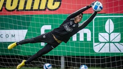 وفاة حارس مرمى برشلونة.. إليكم التفاصيل