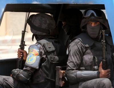 القبض على شخصين فتحا باب طائرة مصرية متجهة إلى السعودية