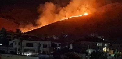 حريق كبير في جبل جب جنين والنيران تقترب من المنازل حيث تعمل فرق الإطفاء على إخماد النيران