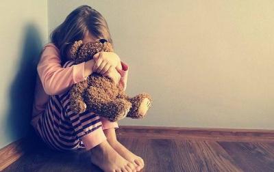 أب يربط ابنته عارية على السطح ويعذبها حتى الموت