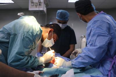 إزالة شظايا من جسد طفل رضيع في غزة