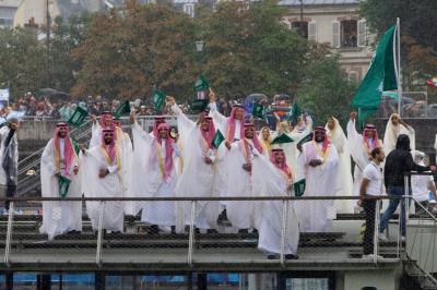 البعثة السعودية في باريس.. شماغ وبشت ودراعة