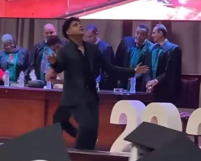 شاب مصري يثير الجدل برقصة تخرجه... والجامعة تفتح تحقيقًا