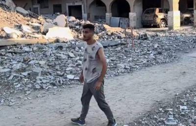 فلسطيني من غزة يلعب "الباركور" بين المباني المدمرة