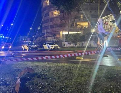 طائرة مروحية تصطدم بفندق في مدينة سياحية بأستراليا (فيديو)