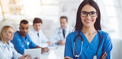 هل تخطف النساء عرش الطب من الرجال؟