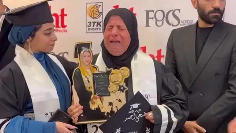 فيديو يفطر القلب... أم تتسلم شهادة تخرج ابنتها المتوفاة