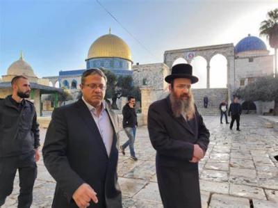 بن غفير يقتحم باحة المسجد الأقصى