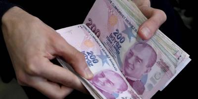 الليرة التركية تنزلق إلى قاع جديد