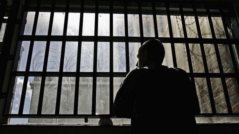 استخدموا آلات حادة.. حالة من التمرد في سجن القبة (صورة)