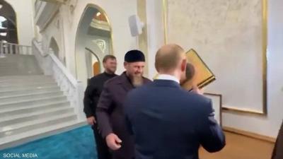 بالفيديو.. بوتين يقبّل المصحف خلال زيارته للشيشان