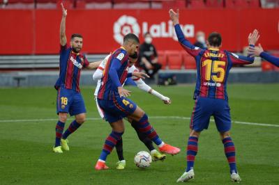 إصابة لاعب برشلونة بالرباط الصليبي.. وبيان من النادي