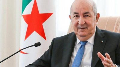 شاب جزائري يثير الجدل... سجد لعبد المجيد تبون! (فيديو)