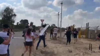 في محاولة للوصول الى الرهائن...الأهالي يخترقون سياج غزة (فيديو)