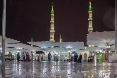 سيول قوية تداهم حيا سكنيا في المدينة المنورة (فيديو)