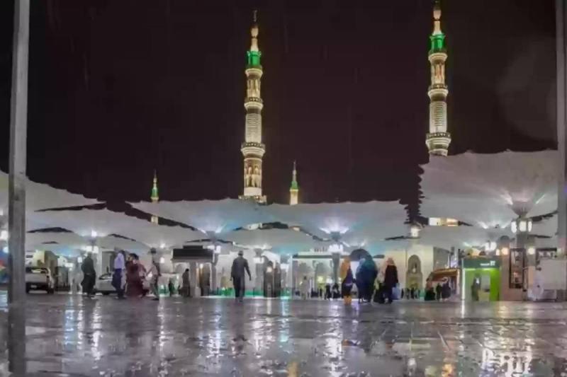 سيول قوية تداهم حيا سكنيا في المدينة المنورة (فيديو)