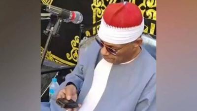ردّ على الهاتف خلال التلاوة.. مقرئ مصري يثير الجدل!‏
