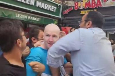 أتراك يعتدون بالضرب على جنديين أميركيين