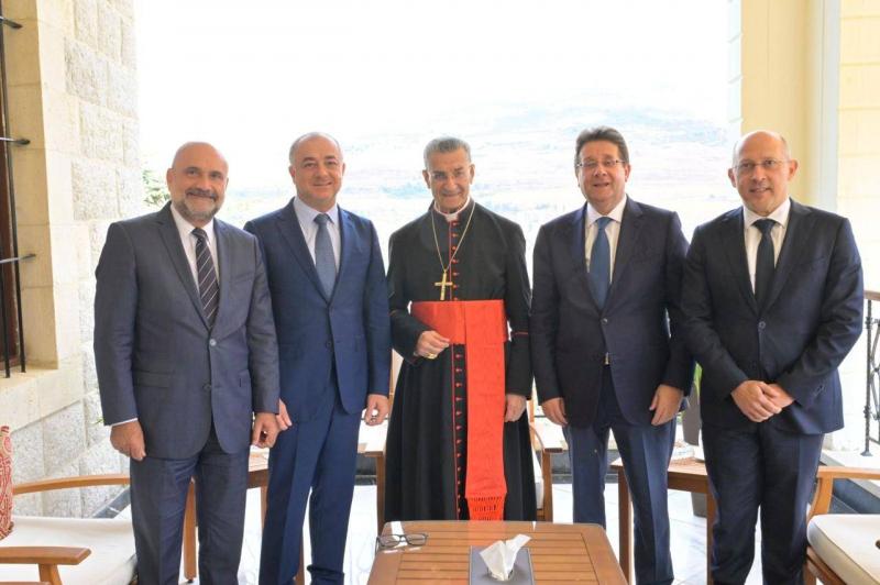 الخارجون من 