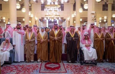 محمد بن سلمان يؤدي صلاة الميت على الأميرة لطيفة آل سعود