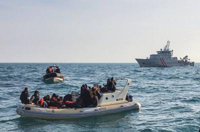 مقتل 3 مهاجرين على الأقل بعد غرقهم في القنال الإنكليزي
