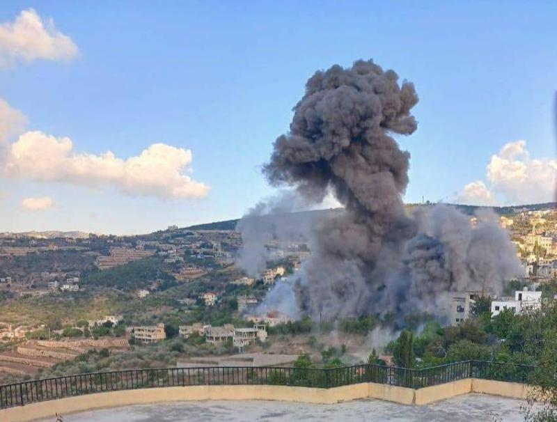 مصرع شخص وإصابة اثنين في غارة إسرائيلية على بيت ليف