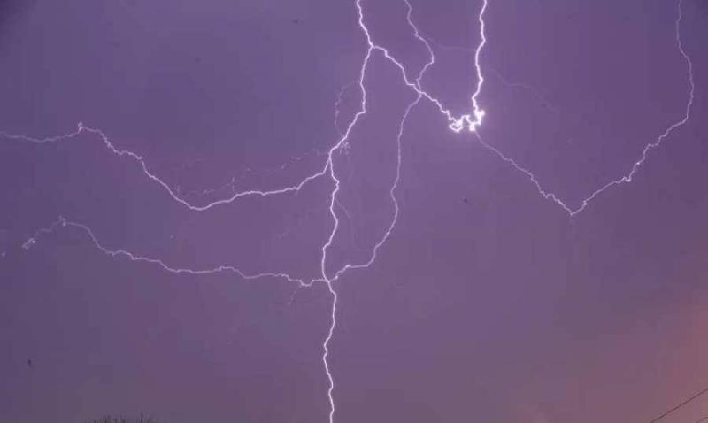 الصواعق الرعدية تتسبب بمقتل 160 يمنيًّا