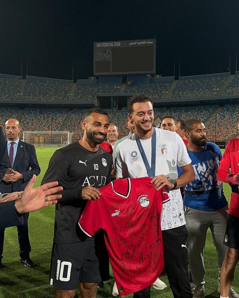 بالصور.. هدية من صلاح لبطل أولمبي مصري!