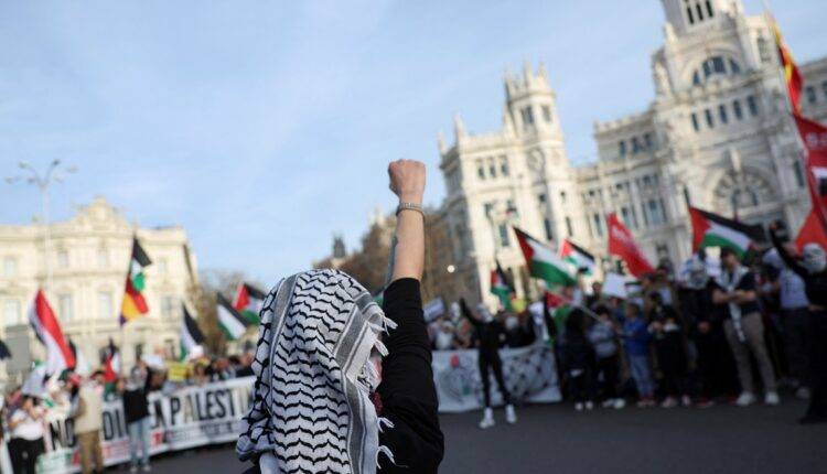 لوضعهم الكوفية الفلسطينية.. متحف في نيويورك يفصل 3 موظفين