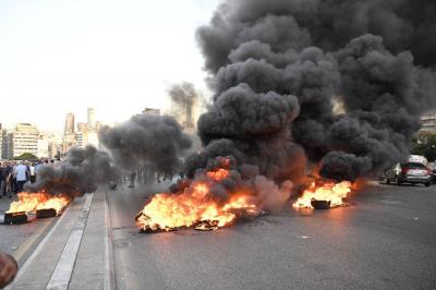 العسكريون المتقاعدون يشعلون الإطارات في محيط السرايا (صور)