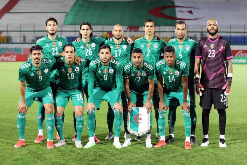 جماهير جزائرية تطرد مُسنًا من الملعب (فيديو)