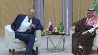 بن فرحان يمازح لافروف: ينتظرون منا سقطة