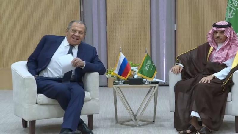 بن فرحان يمازح لافروف: ينتظرون منا سقطة