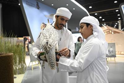 إستقطاب محبي الصقور في معرض أبوظبي الدولي 2024