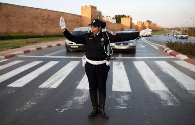 شرطية جزائرية تتفانى في مساعدة سائح فرنسي (فيديو)
